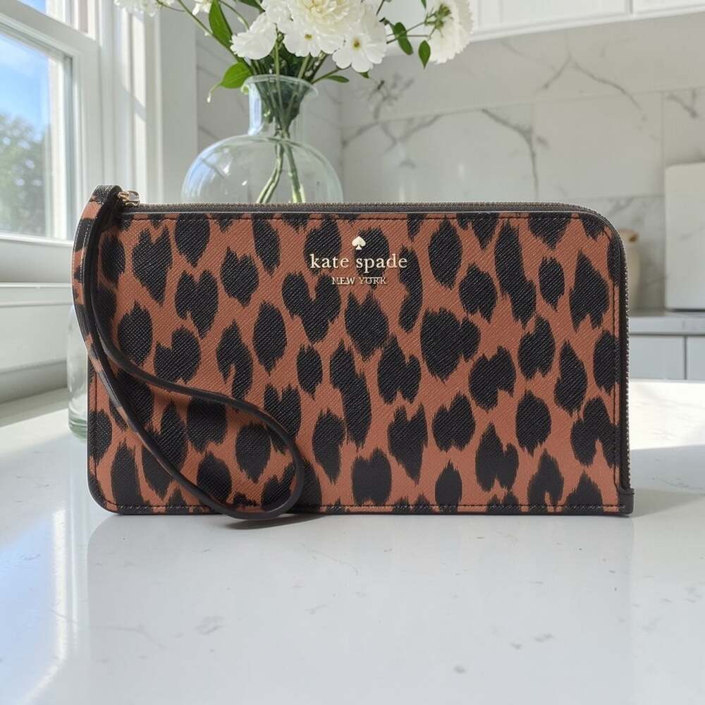 Kate Spade Lucy Medium L-Zip Wristlet in Leopard Print KE636